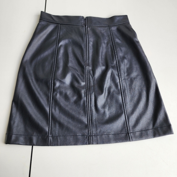 Banana Republic Women's Black Faux Leather Unlined Polyurethane Skirt Stretch 2 - Picture 8 of 10